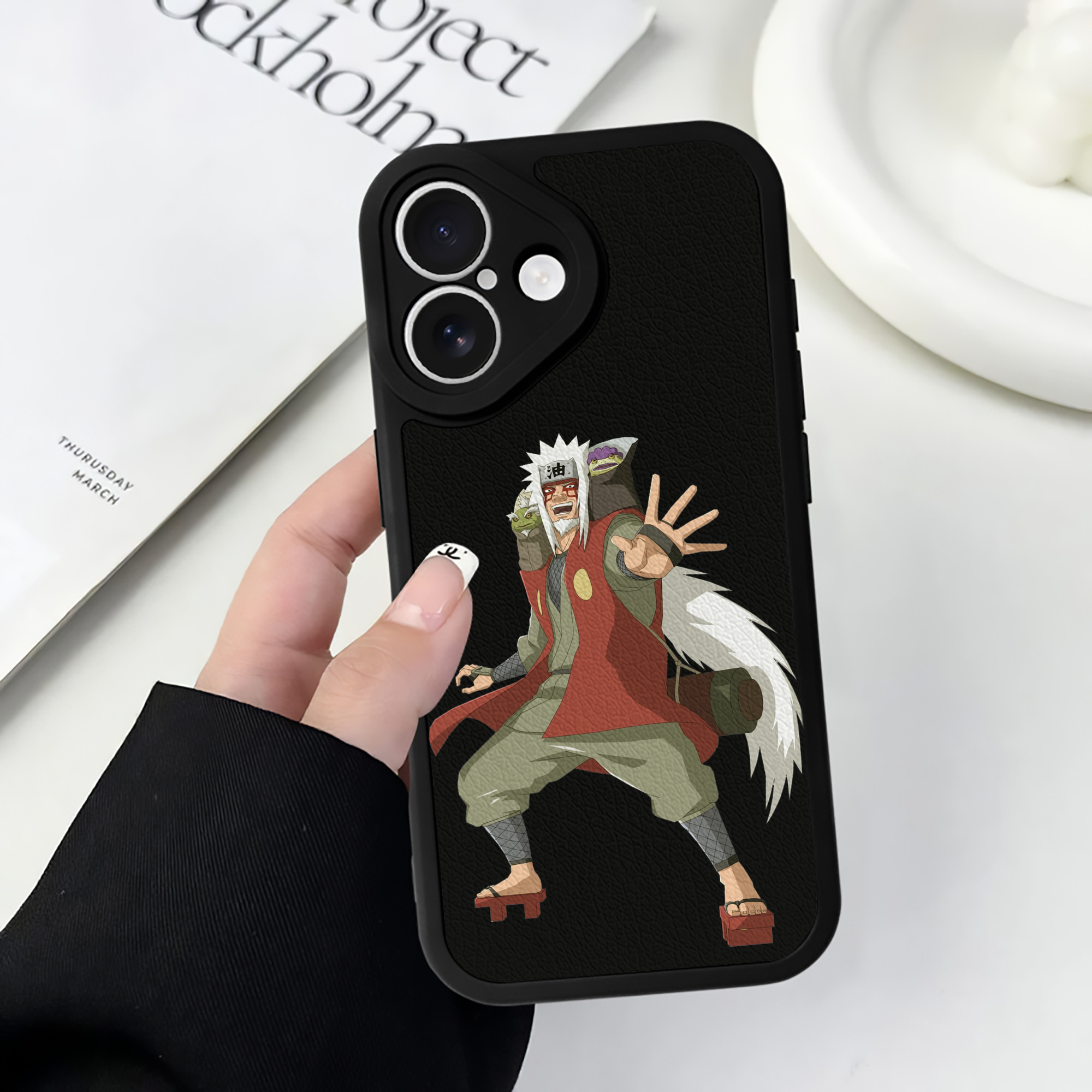 （画像用） NARUTO -ナルト- 自来也（じらいや） Jiraiya 【iPhone 16シリーズ対応】シリコンスマホケース（レザー調） 材質：シリコン